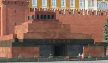 20 лет без Ленина: выяснилось, зачем стали драпировать Мавзолей во время Парада Победы