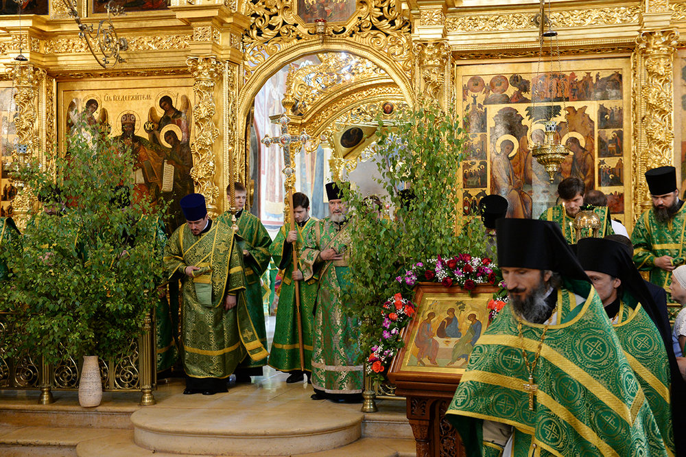 Священники в церкви