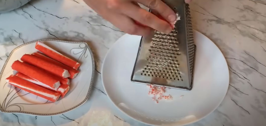 Пошаговый рецепт закуски Крабовые «Рафаэлло» - шаг 5