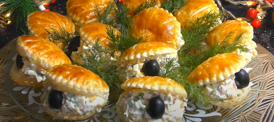 Ракушки с черным жемчугом из слоеного теста