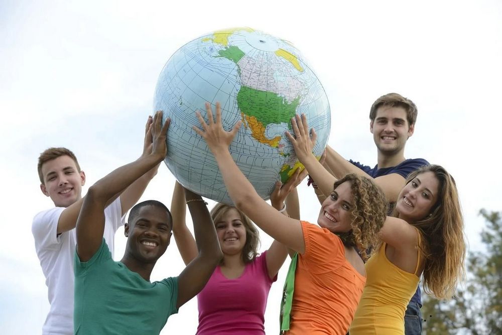 Девушки и парни с глобусом