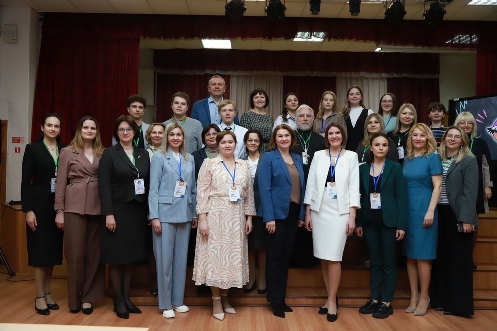 Мужчины и женщины возле сцены