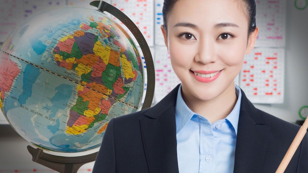 Девушка возле глобуса