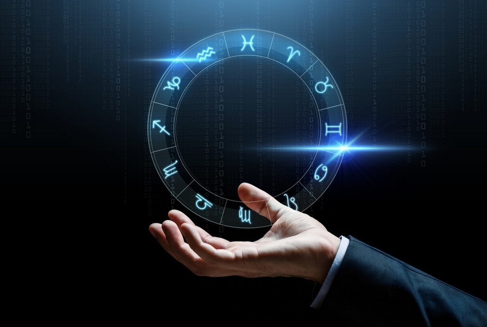 Астрологическое колесо над рукой