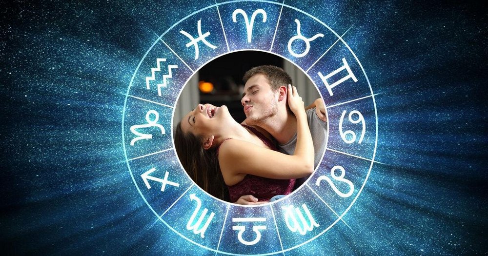 Молодая пара в центре зодиакального круга
