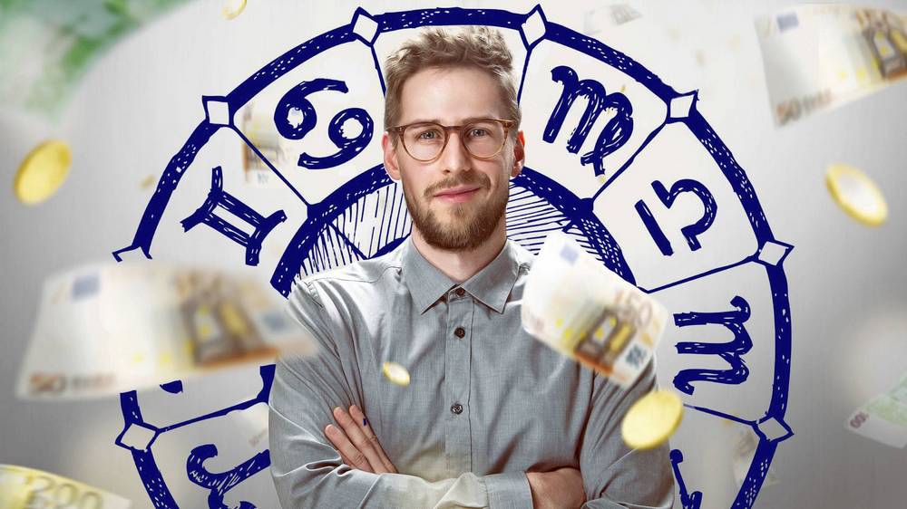 Молодой человек на фоне зодиакального круга и денег