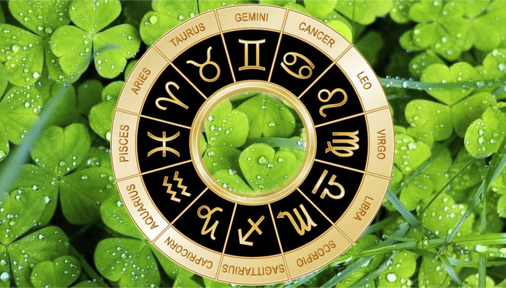 Зодиакальный круг на фоне зеленых листьев