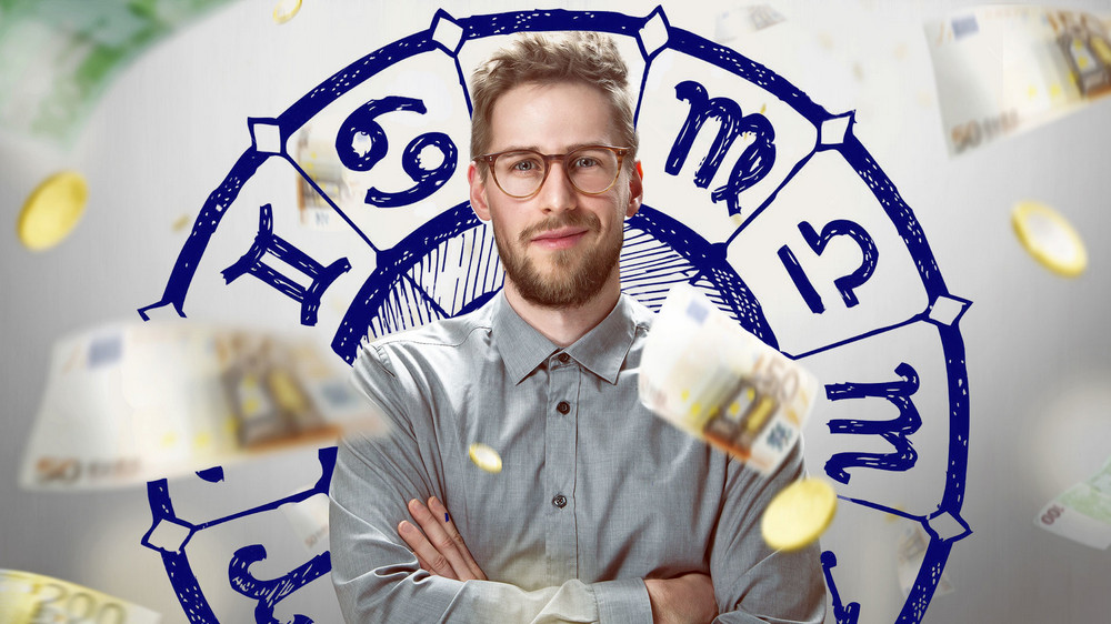 Молодой человек и купюры на фоне зодиакального колеса