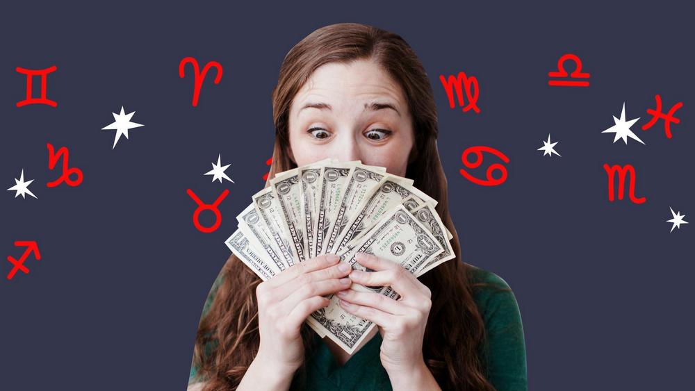 Девушка с долларовыми купюрами в руках