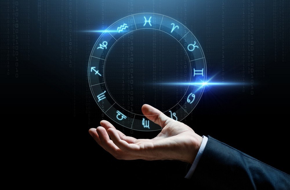Рука под астрологическим кругом