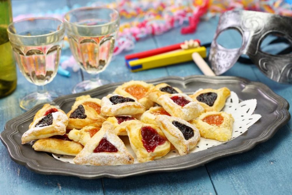 Печенье на подносе и бокалы с вином