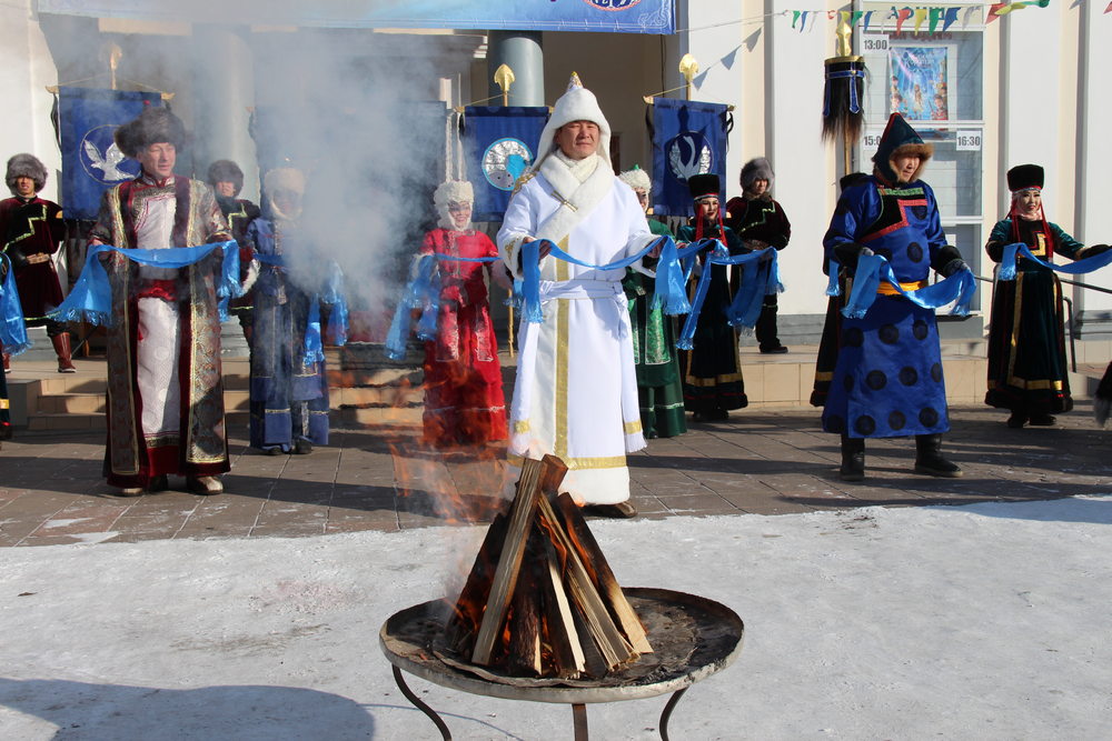 Люди в национальных костюмах возле костра