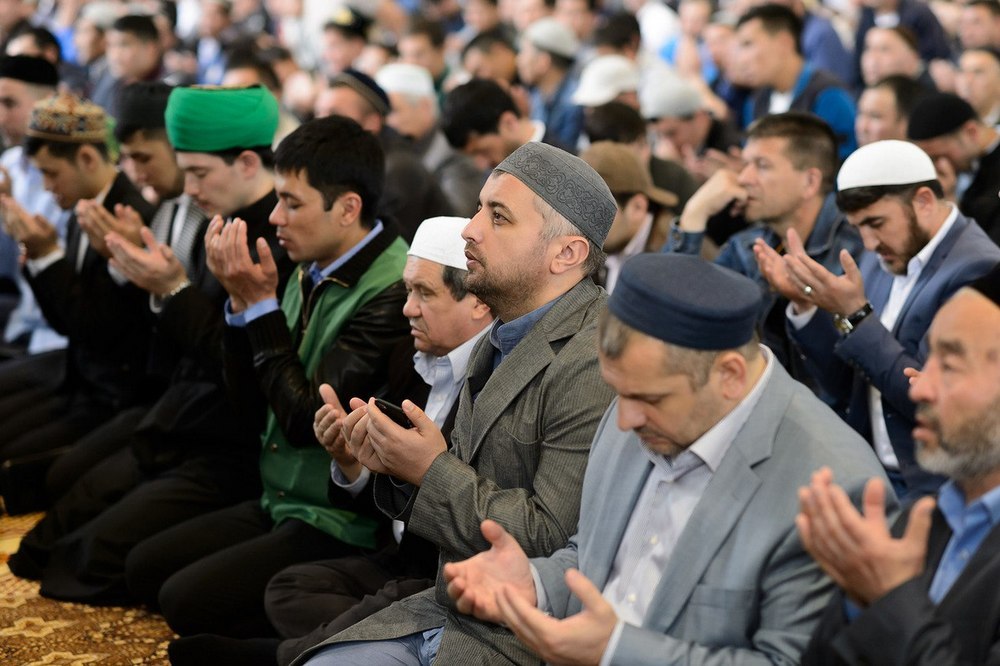 Мужчины в мечети