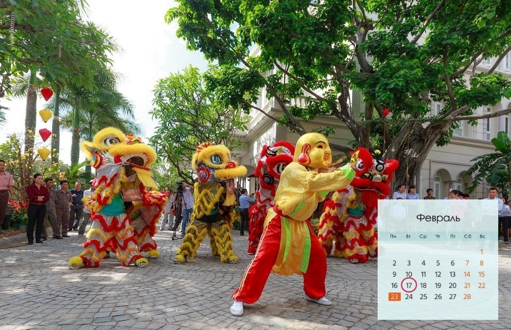 Люди в костюмах на улице