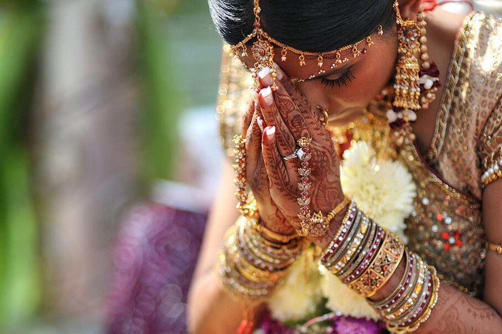 Девушка со сложенными ладонями