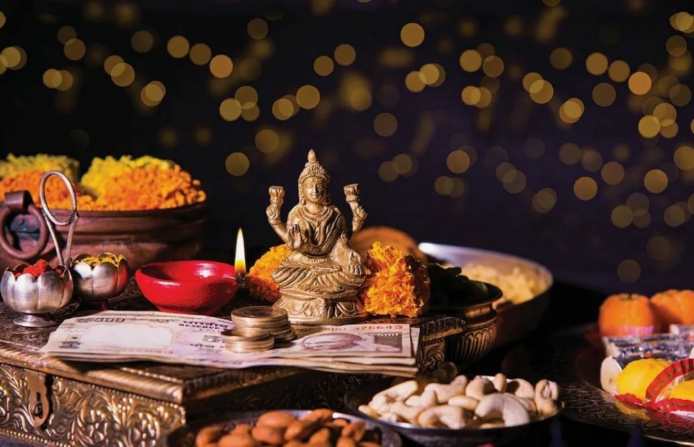 Орехи и деньги возле статуэтки