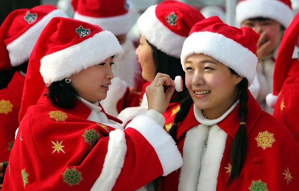 Девушки в новогодних костюмах