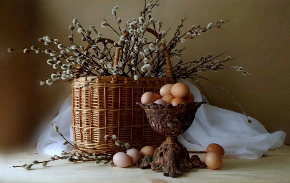 Корзина с вербой возле куриных яиц